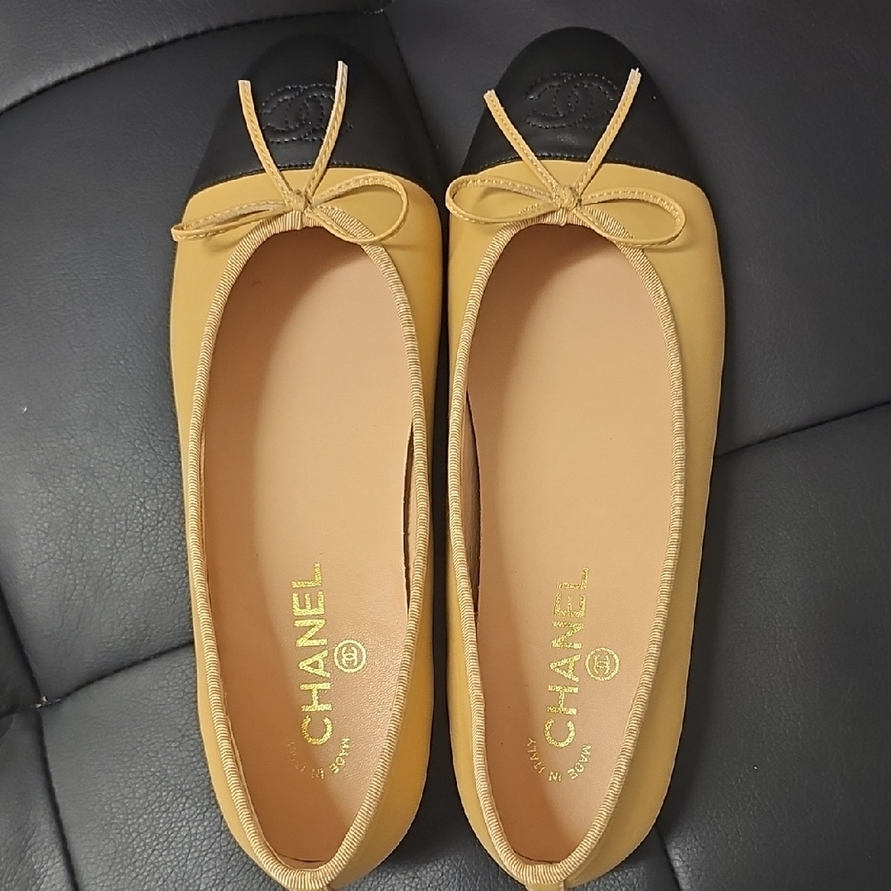 CHANEL Black and Tan Leather Flats with Bow